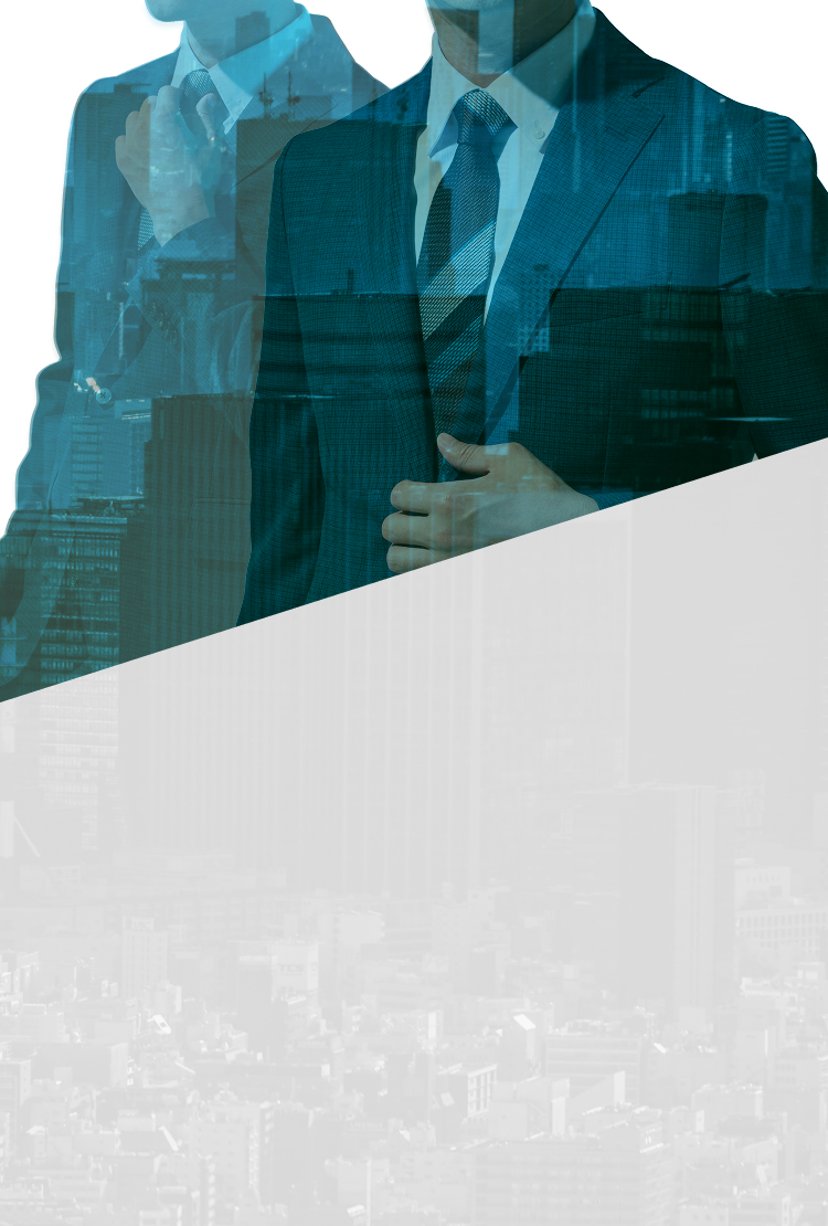 街の風景とスーツを着た2人の男性